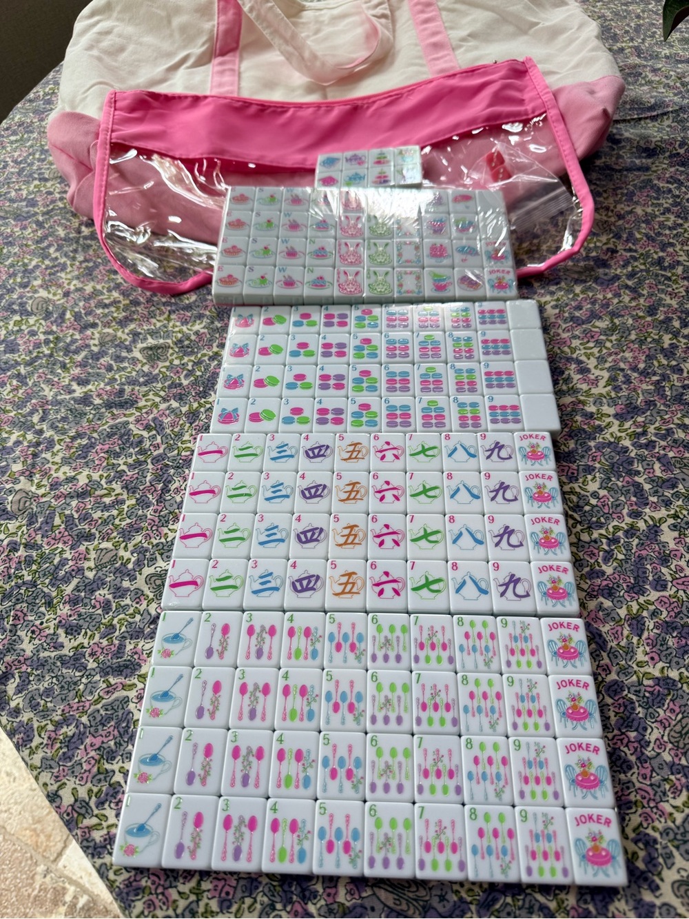 Mahjong Unbranded Pink/ White Tea Party Tiles.
Unopened packaging.NWOT bag dice